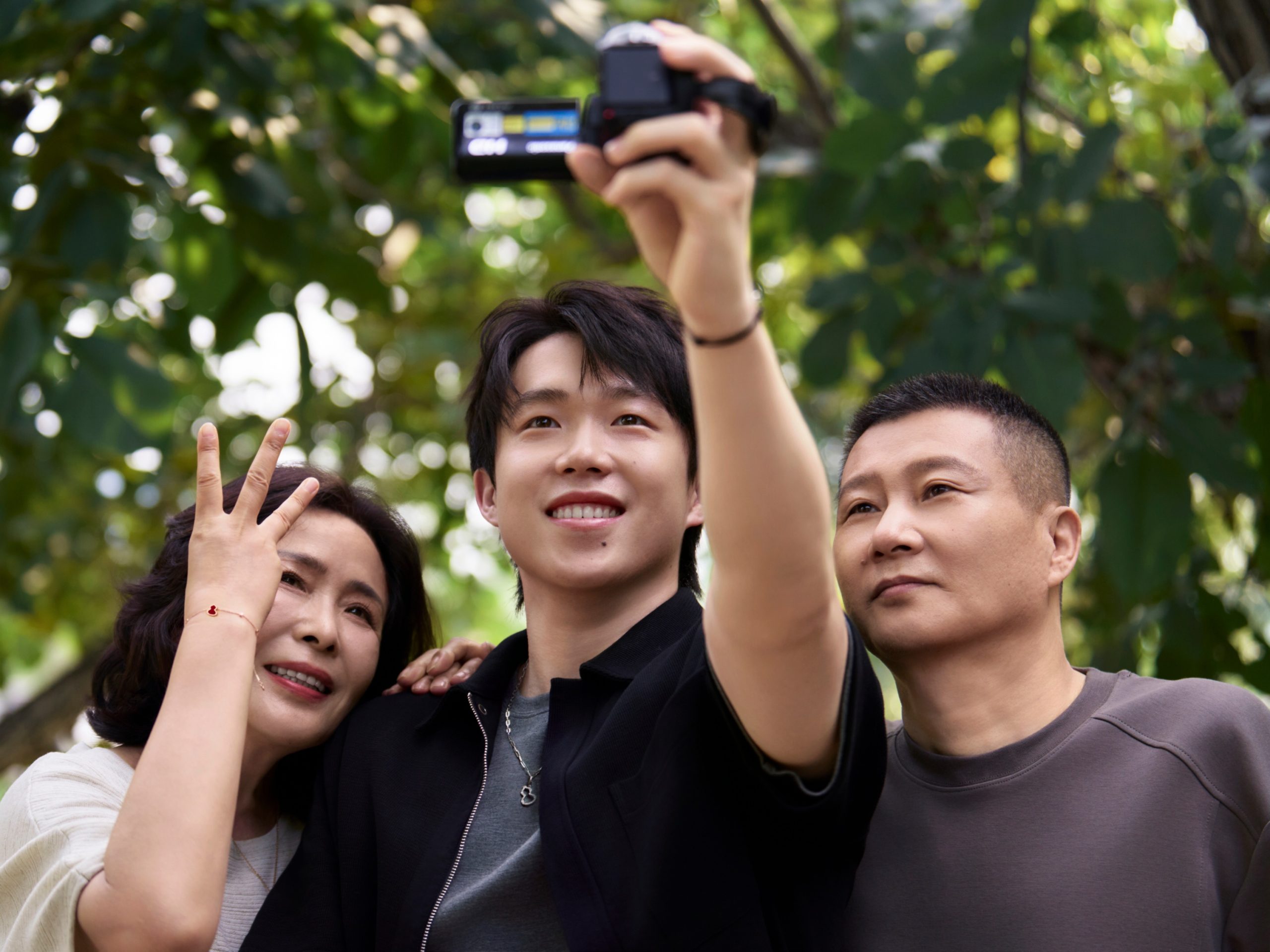 月圆共此时：Qeelin麒麟温情记录王楚钦的家庭旅行，守护家的圆满